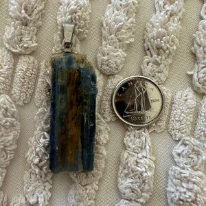 Natural Kyanite Pendant – Calming & Protective Energy ✨